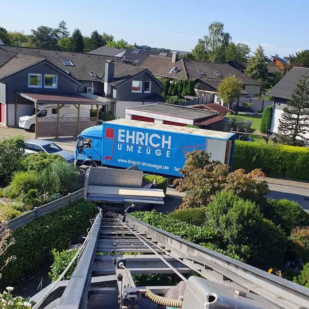 Dieses Bild zeigt Werbung, ein LKW mit Waren auf der Straße, Nutzfahrzeug, Baum.